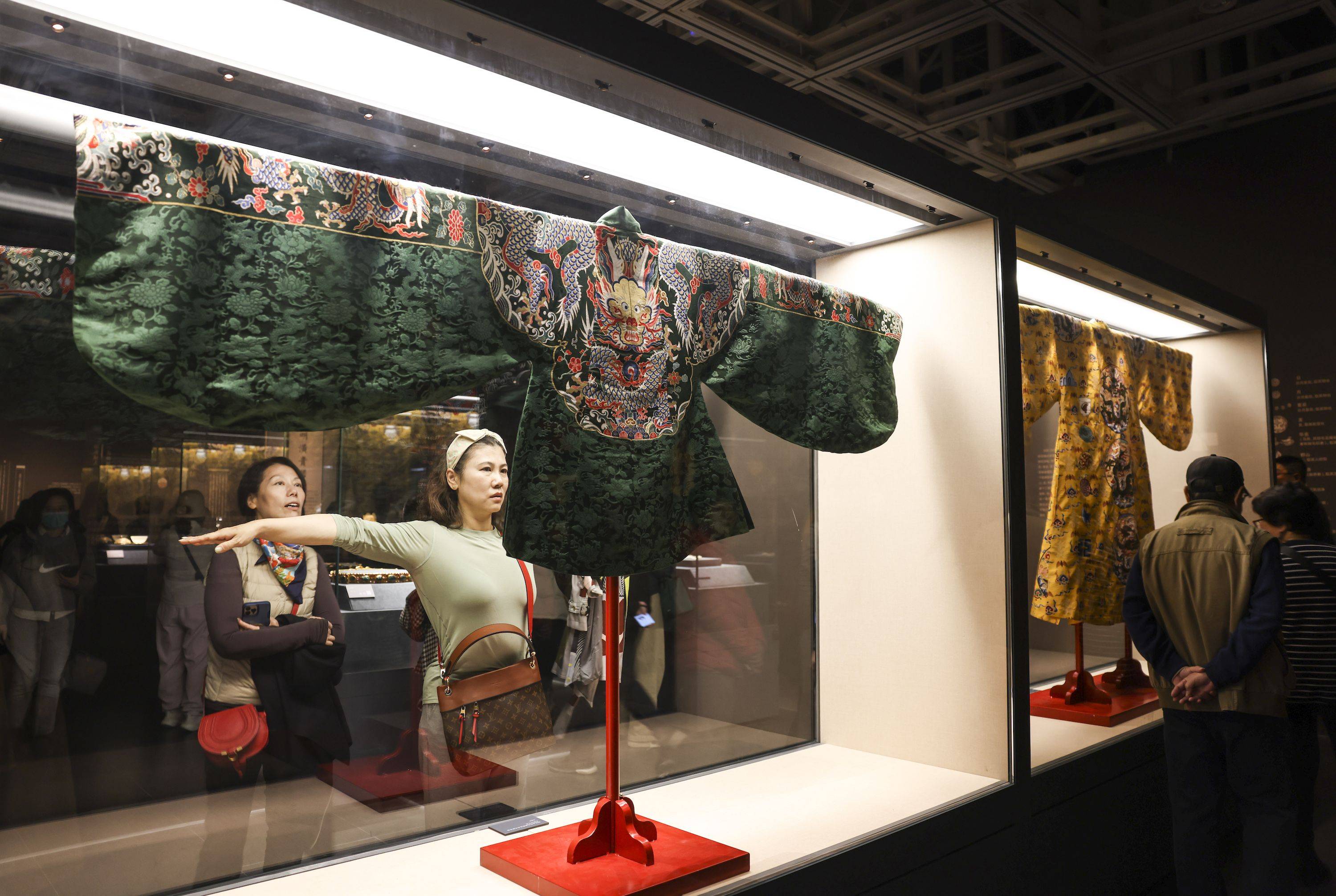 云锦技艺助力明定陵文物"走出去"_服饰_杨冀元_丝织品