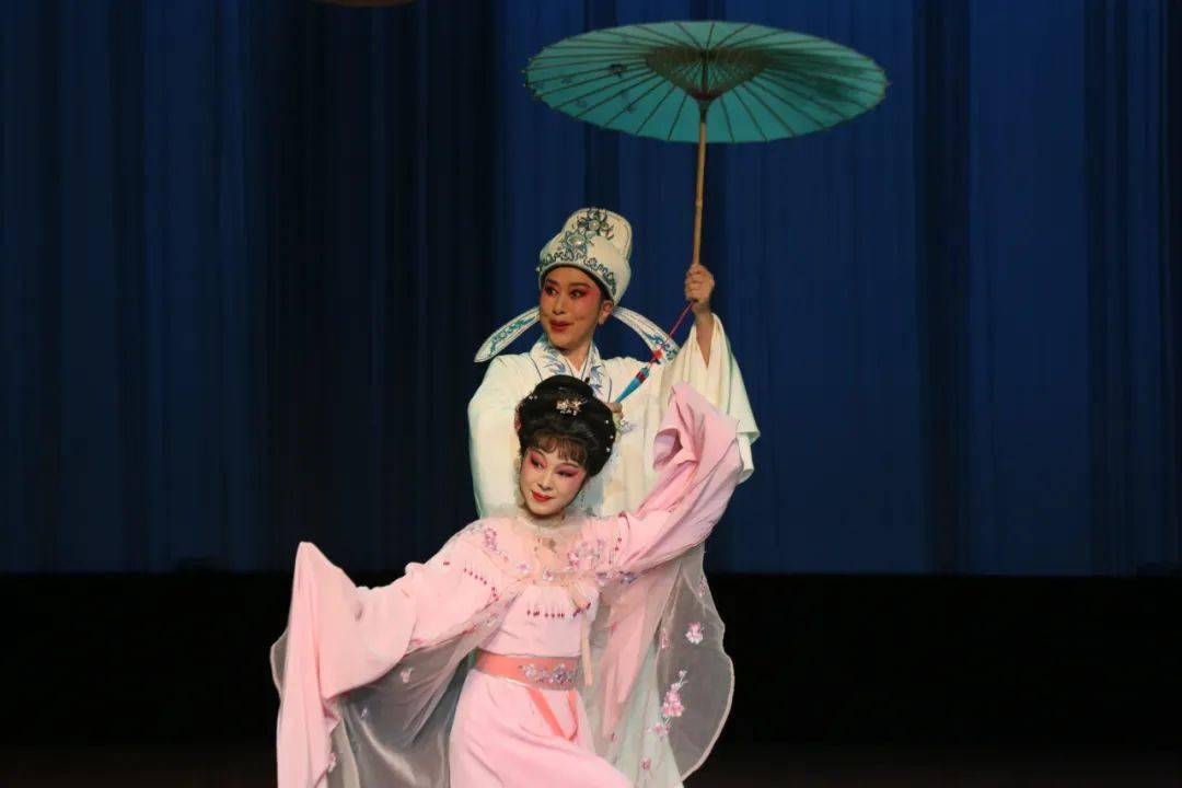 剧情简介喜获第三届全国花鼓戏优秀展演剧目奖排演的东路花鼓戏《扯伞