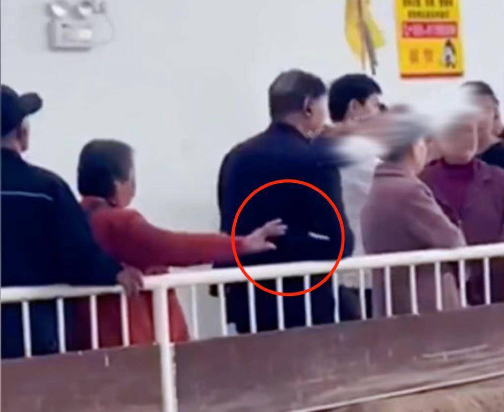 游客向秦始皇陵遗址扔烟头吐痰 景区通报：已把握身份！