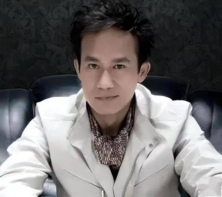 当时,徐克看到他拍的一个化妆品广告,觉得他长得像梁朝伟,气质出众,就