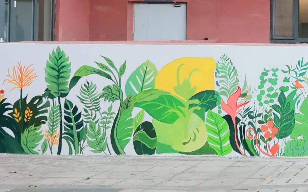 墙绘完成后,大学生文明督导岗,美术学院的青年学生邀请养老院的老人们