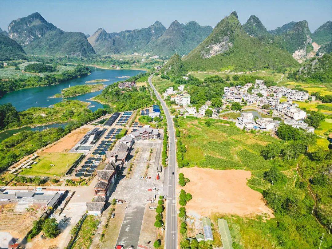 忻大路都安县地苏镇路段三岛湾国际度假区(唐利生)梦里红河水,画里