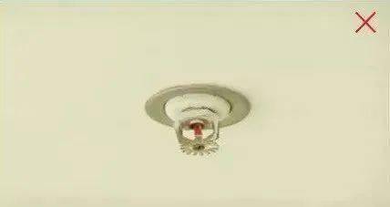 喷淋头安装注意事项:1)喷头安装前应与精装天花吊顶布置图对照,优化