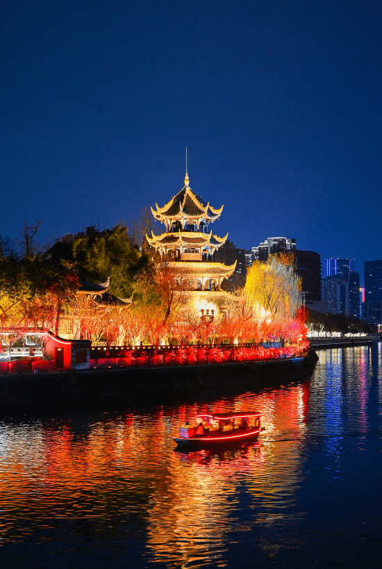 望江楼夜景 王效摄更是杜甫笔下的窗含西岭千秋雪门泊东吴万里船更