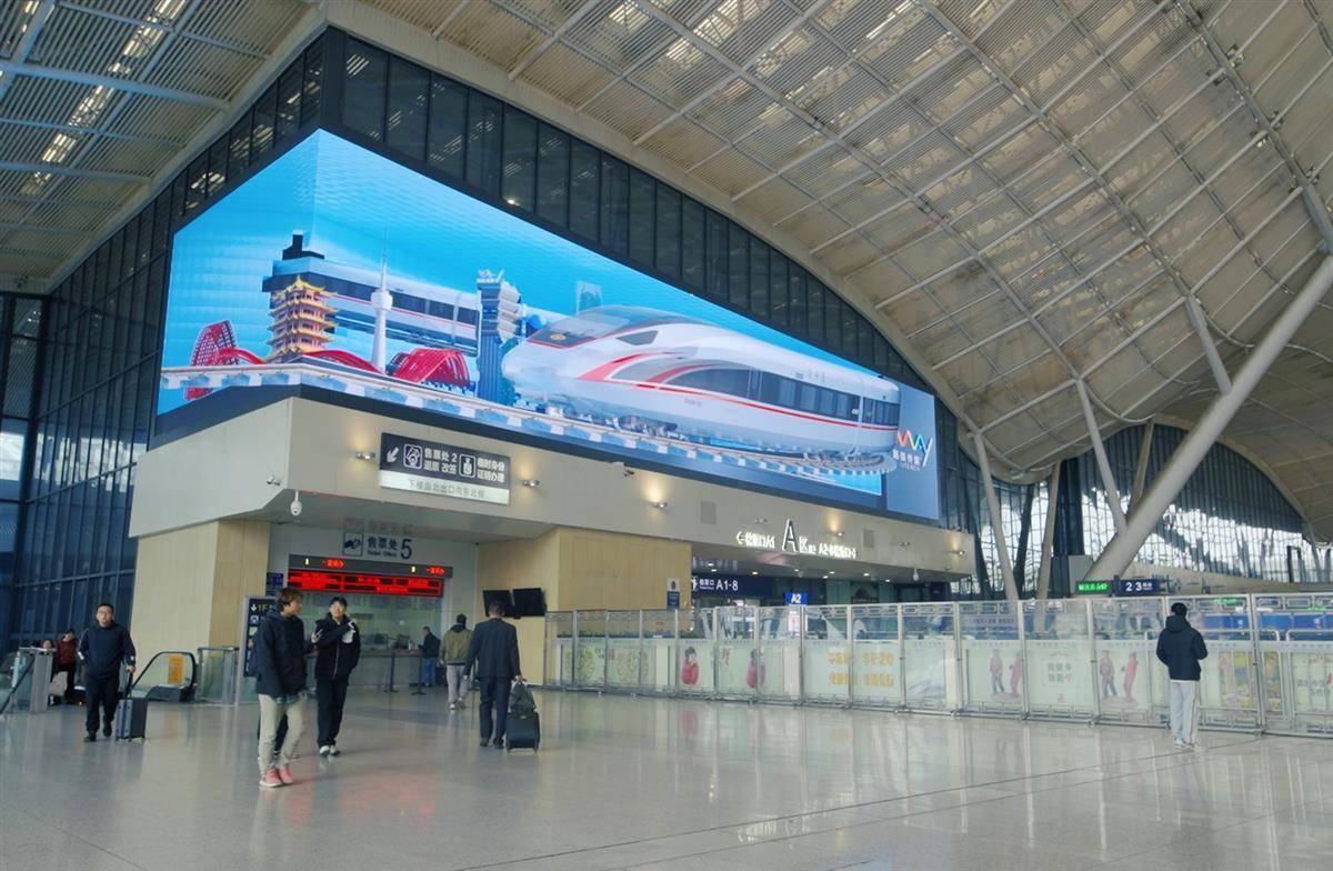 总面积比篮球场还大!武汉火车站两块巨幅裸眼3d屏投用