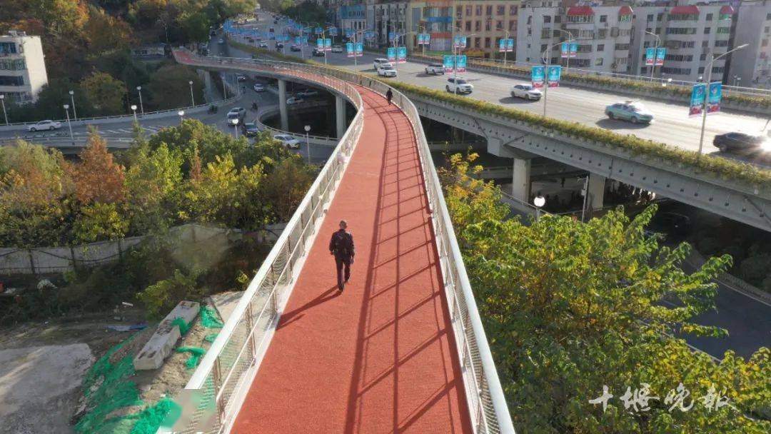 北京路环球港人行天桥今日开放_十堰_广场_平台