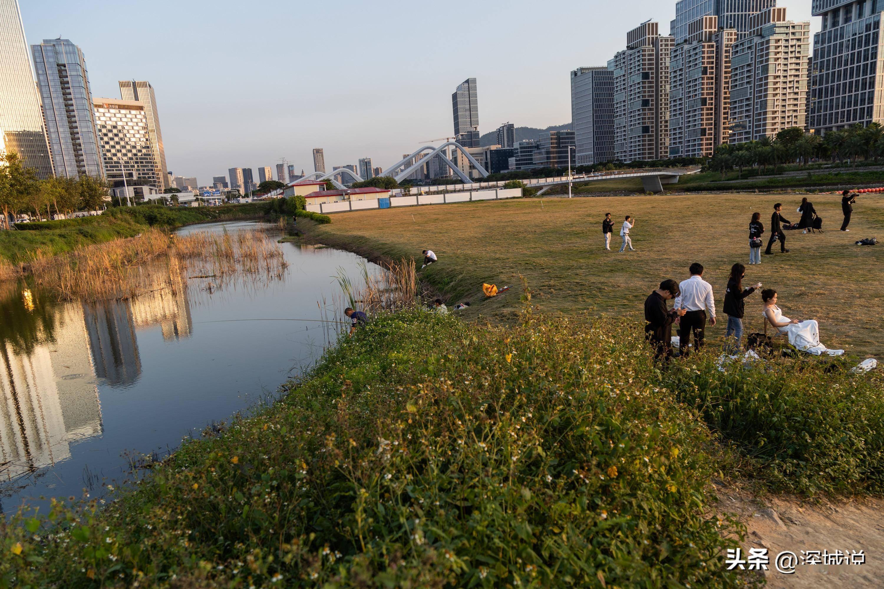 前海演艺公园是个看夕阳的好地方,不少婚纱照在这里取景