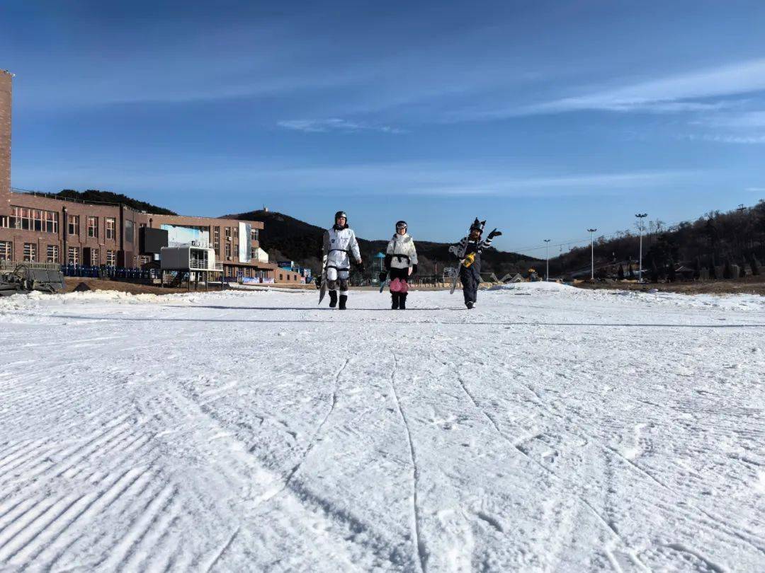 單/雙板雪具,5元雪場強制保險)費用:105元地點: 瀋陽怪坡國際滑雪場