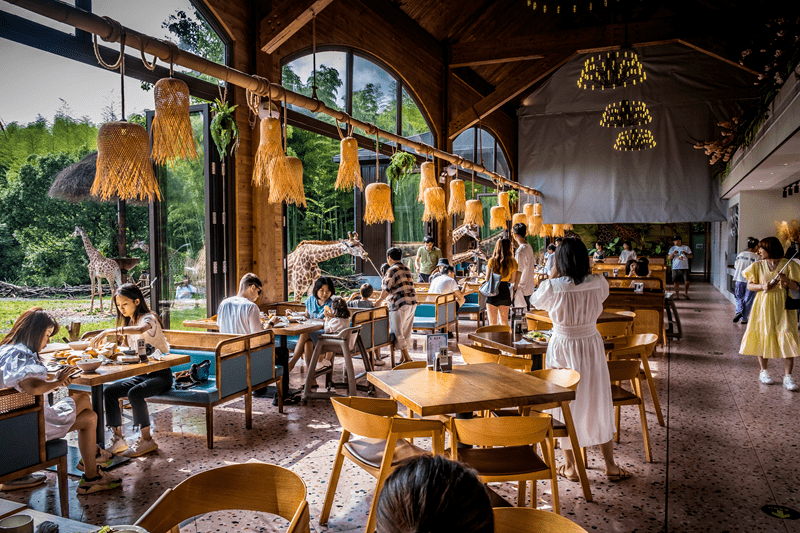 长颈鹿自助餐厅,紧邻长颈鹿公园,可以一边用餐,一边与长颈鹿来场亲密