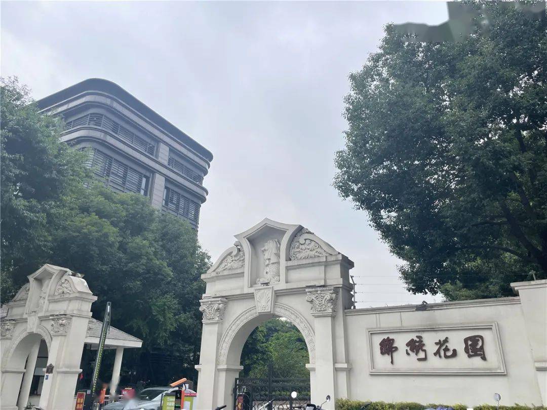 锦绣花园"打响"桐梓林改善"第一枪",此后片区集中规划独栋别墅,花园