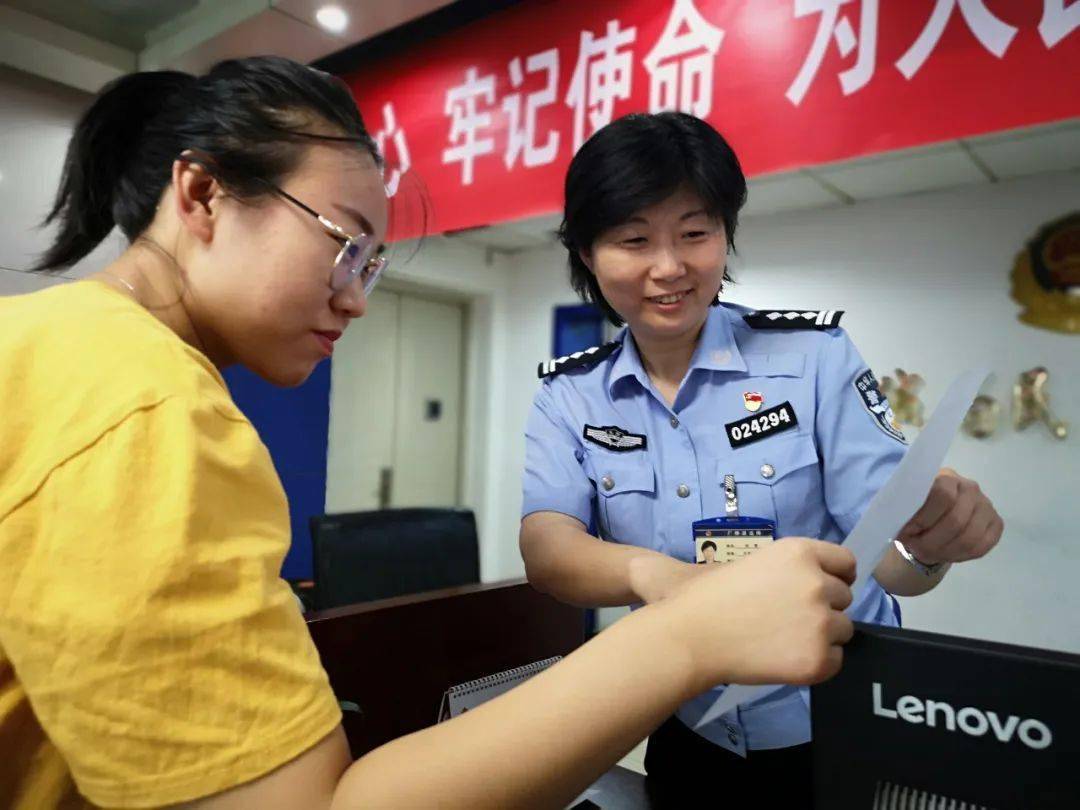 西罗园派出所坚持以穿警服的副书记为主导,建立居委会,楼门长,司法员