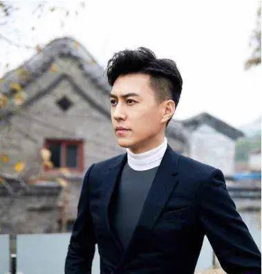 《靳东:年龄增长中更加帅气,实力演绎角色备受推崇》_魅力_观众_人们