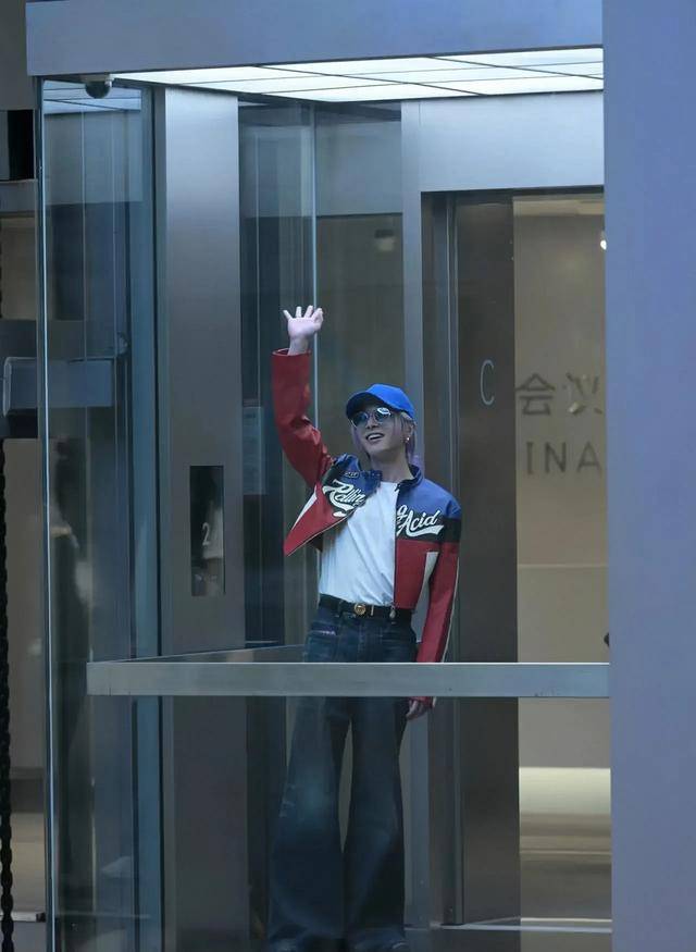 华晨宇近况曝光,身形变化大,快认不出来了!_音乐_身材_都会