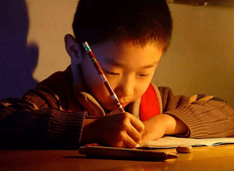 “假努力学习”席卷中小学生,家长欣慰,孩子辛苦,结果很糟糕_时候_语文_注意力