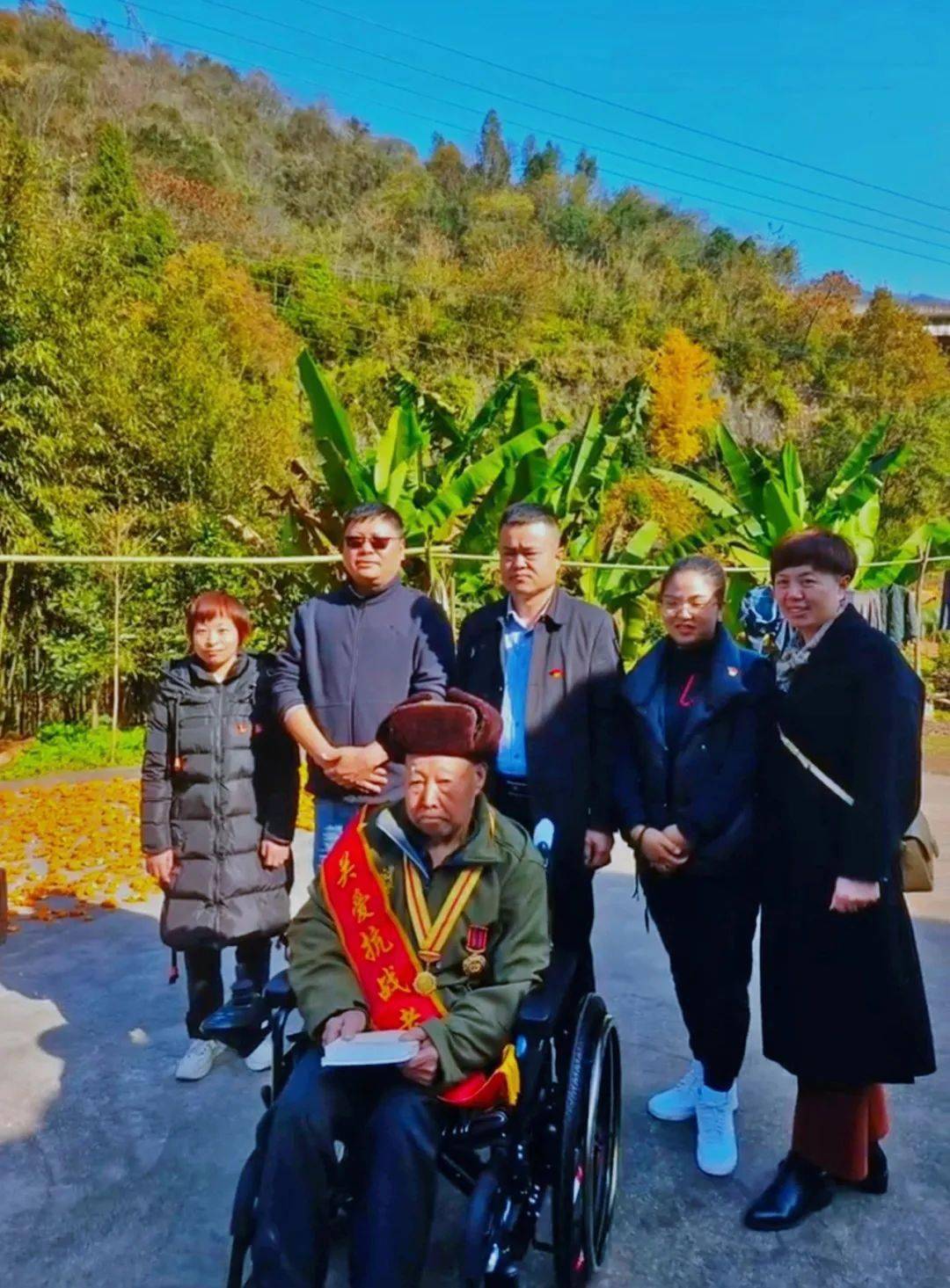 湖北亿源建筑有限公司大爱善举,为抗战老兵杨兴元爷爷捐赠电动轮椅