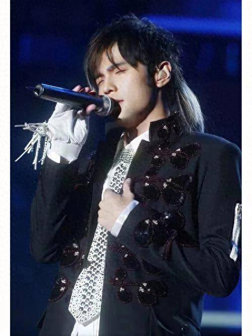 然而,最近热狗(mchotdog)的一首歌曲却引起了公众的广泛关注.