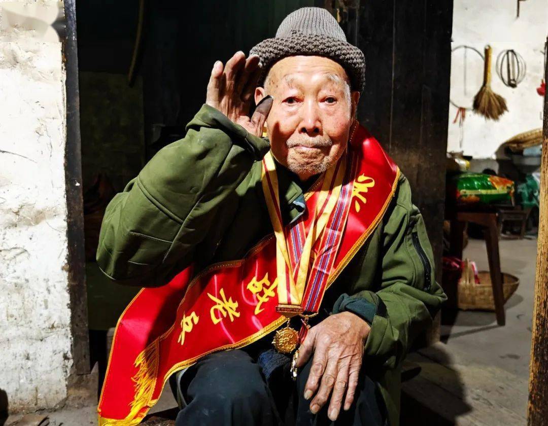 湖北亿源建筑有限公司大爱善举,为抗战老兵杨兴元爷爷捐赠电动轮椅