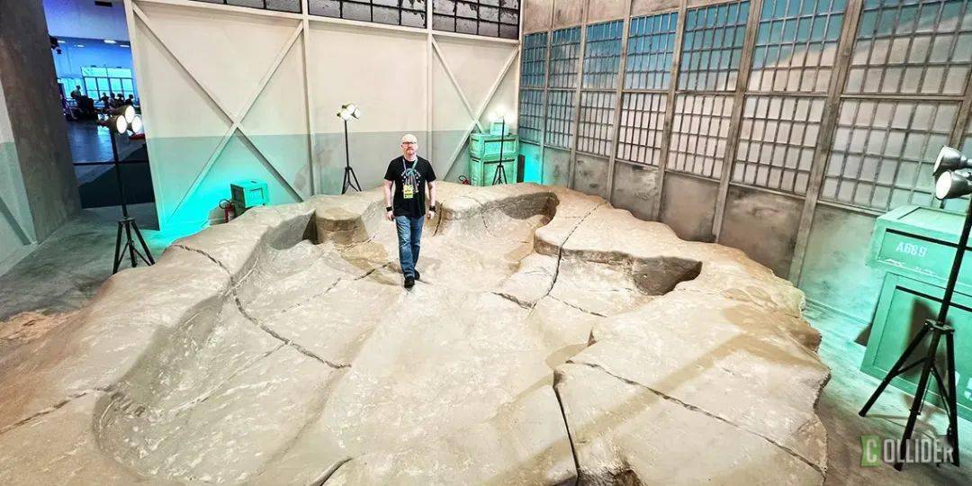 《帝王组织:怪兽遗产》的展台更加特别,直接把哥斯拉的大脚印给"搬"了