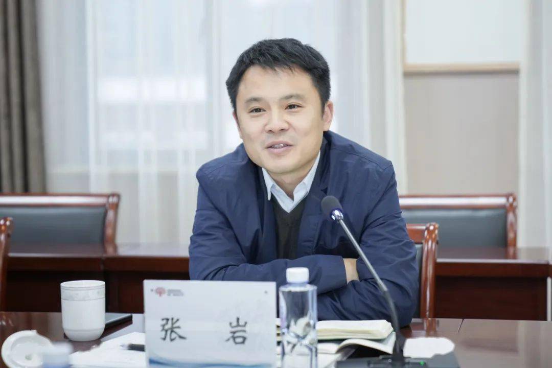 调研座谈会上,张岩高度肯定了新成长教育理念引领下的奉贤教育发展.