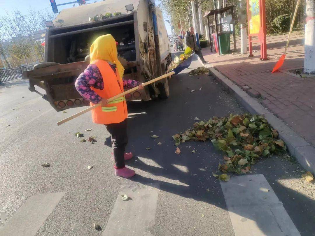 冬意渐浓落叶飘 环卫工人清扫忙_攻坚战_树叶_工作量