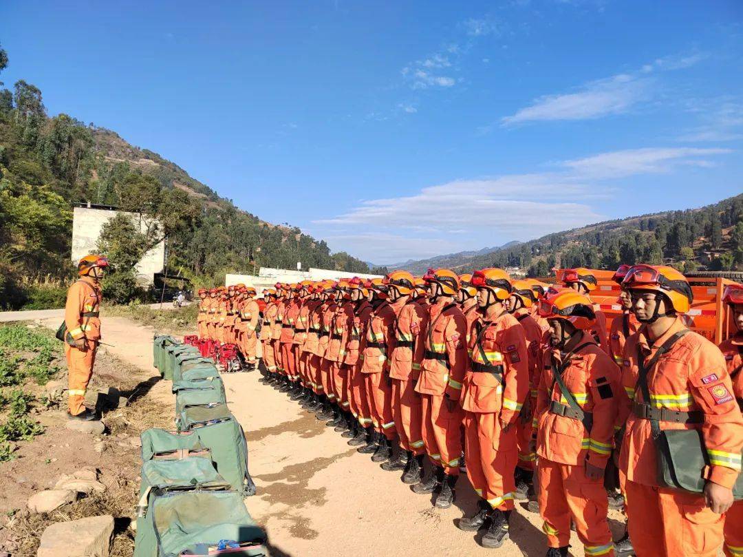 11月29日,在小尖山森林草原防灭火扑火队训练基地,会东县综合应急救援