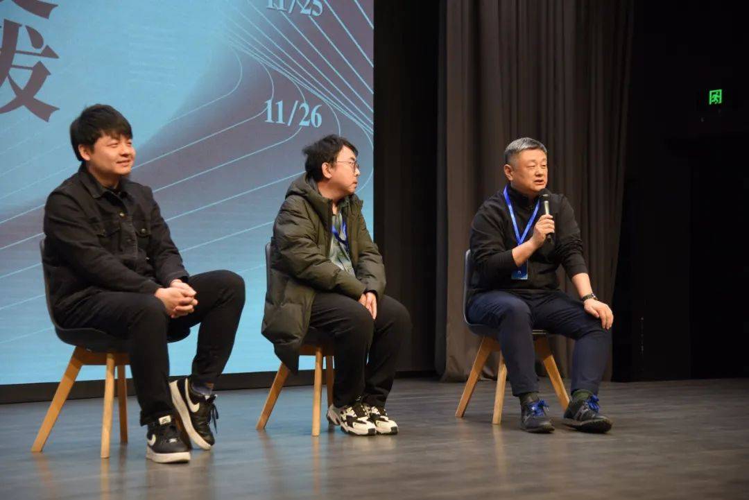 闭幕式主持:黄小峰 中央美术学院人文学院院长第18届全国高等院校美术