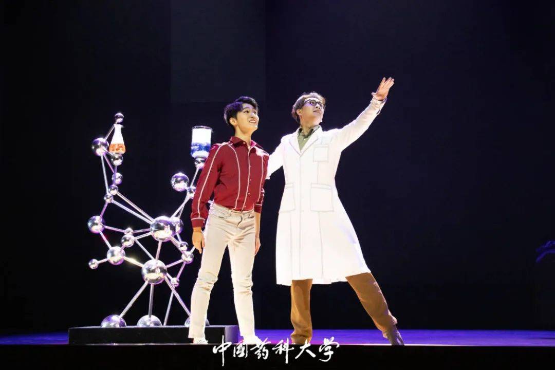 他,以科学之力,攻坚克难他,以坚韧之心,顽强拼搏托起雾气氤氲的锥形