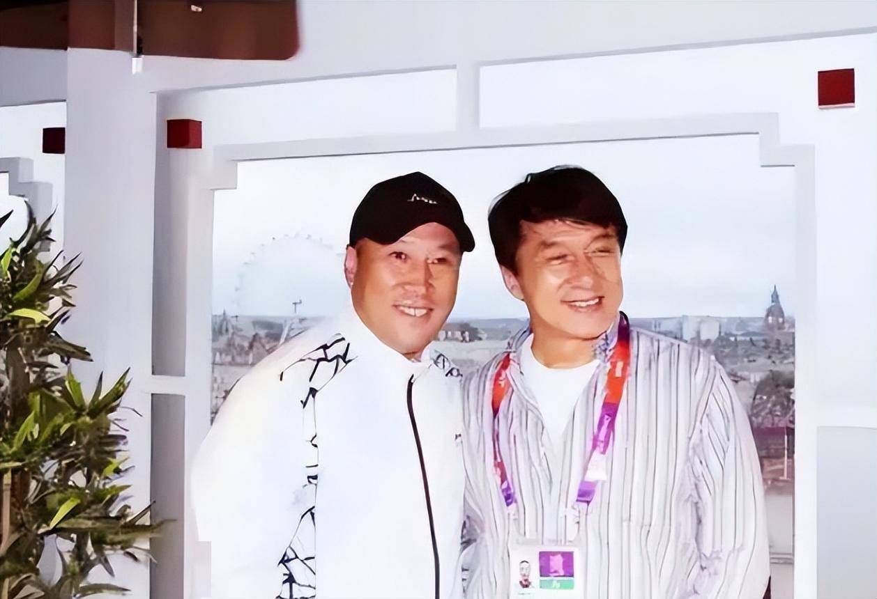 成龙:刚红就飘了,一年光吃饭就花1600万,给成家班一人送一辆车_时候