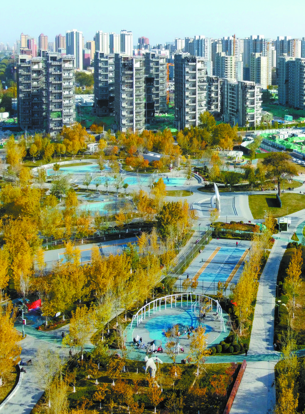 夜色下的高铁片区中央绿色体育公园运动场.