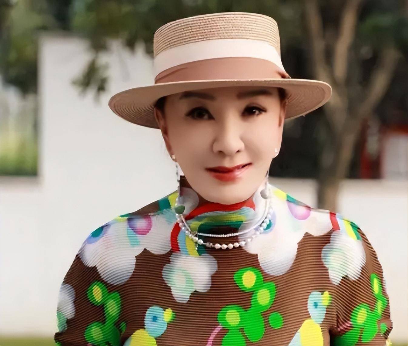 如今夏台凤74岁,因为在社交平台上分享自己的生活而备受关注,可她因为