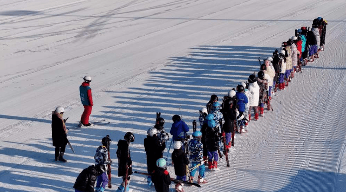 長春高新區慧仁學校學生在滑雪場上課.