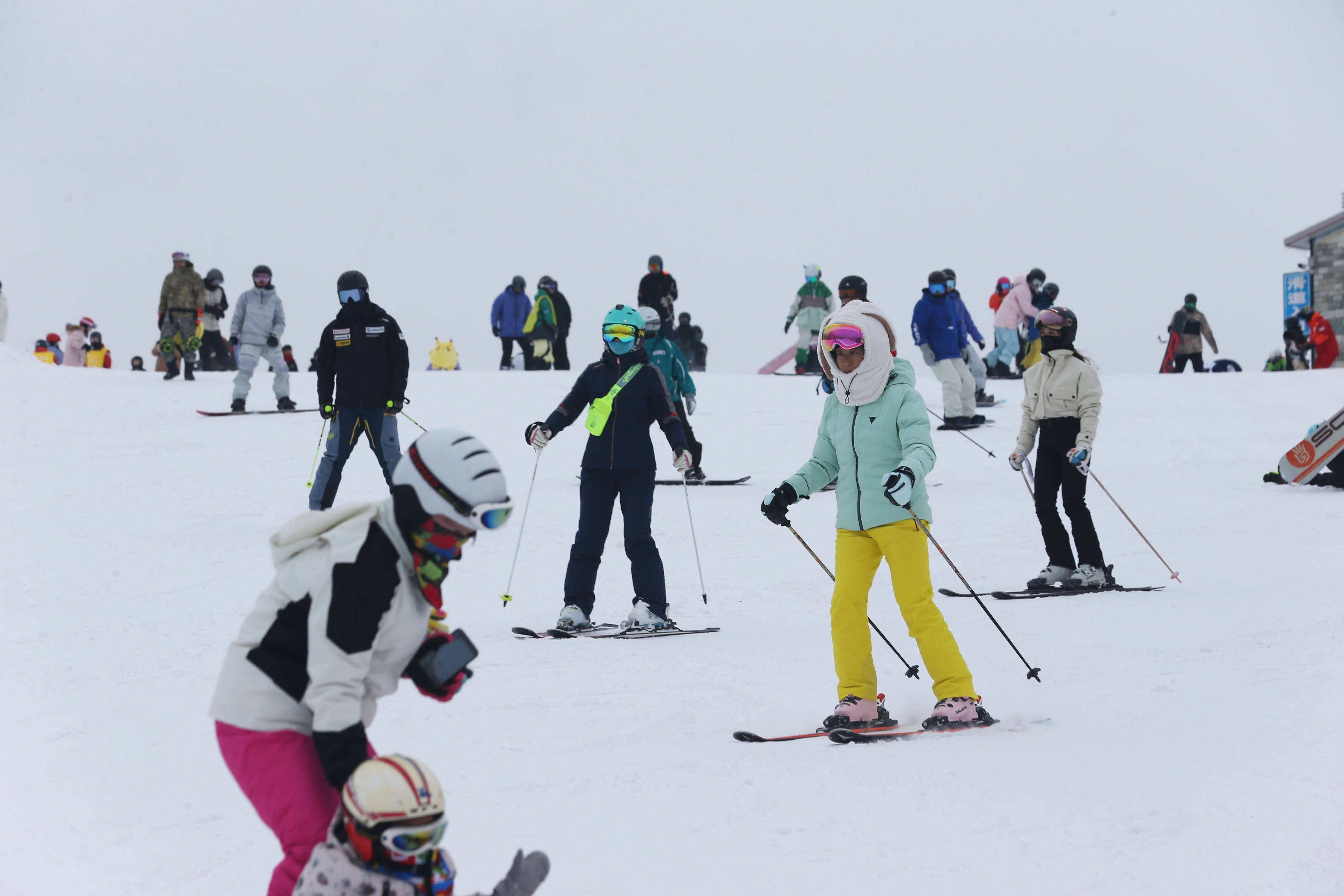 北京百余家冰雪场馆开门迎客