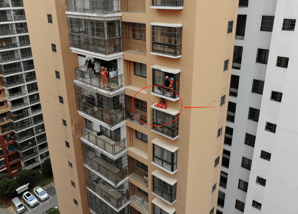 凯里高新区一小区有一名小孩不慎坠落13楼窗台