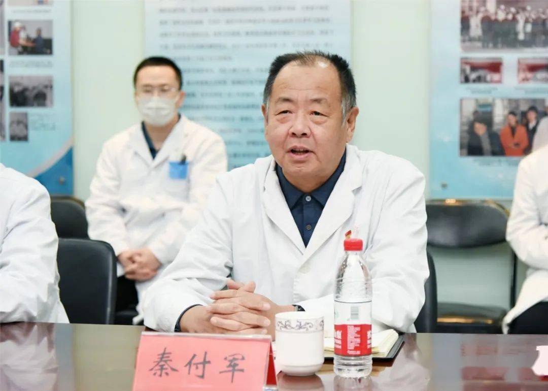 授牌仪式上,秦付军代表医院全体职工向北京八大处整形外科医院专家的