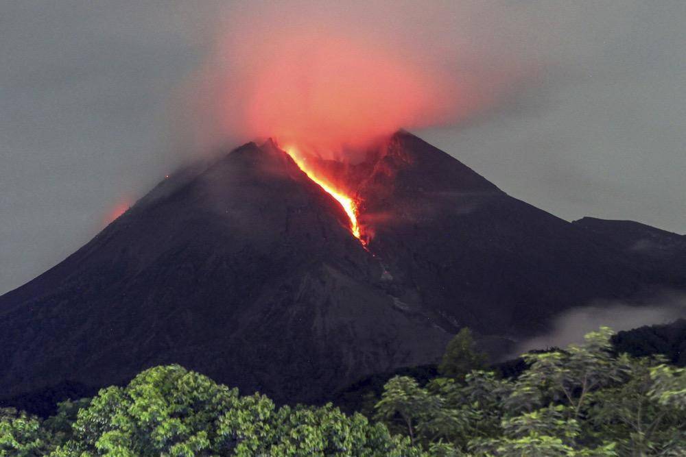 印尼马拉皮火山喷发引发火山灰降雨,数十名登山者仍然下落不明