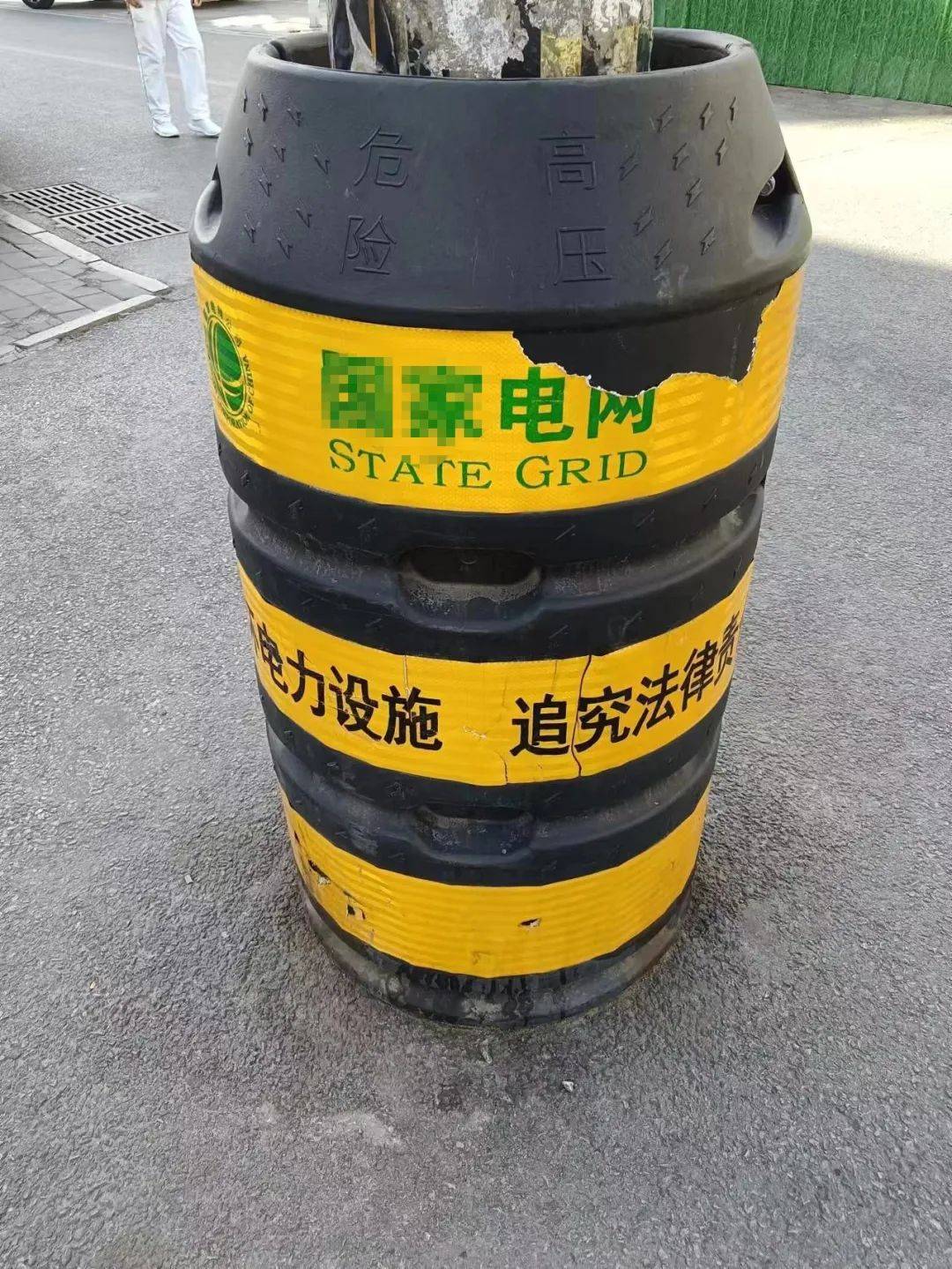 保定网友吐槽马路中间有个电线杆车辆通过像闯关