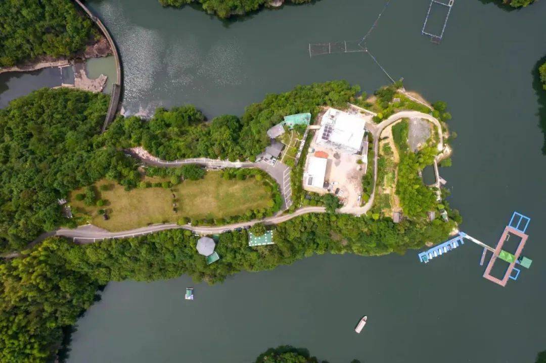 清潭村南接毛竹溪,九和村,西至革联村,北邻玉山镇金竹坞村,一条小溪穿