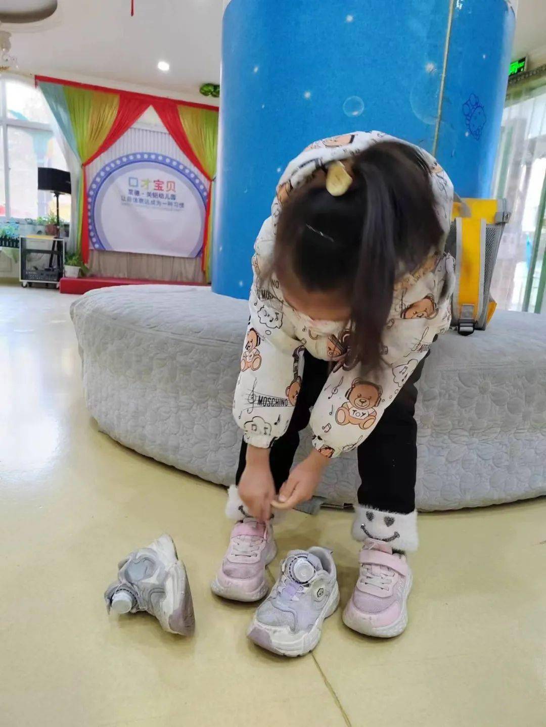 至德 关铝幼儿园【我会换鞋子】_小朋友_环境_儿童