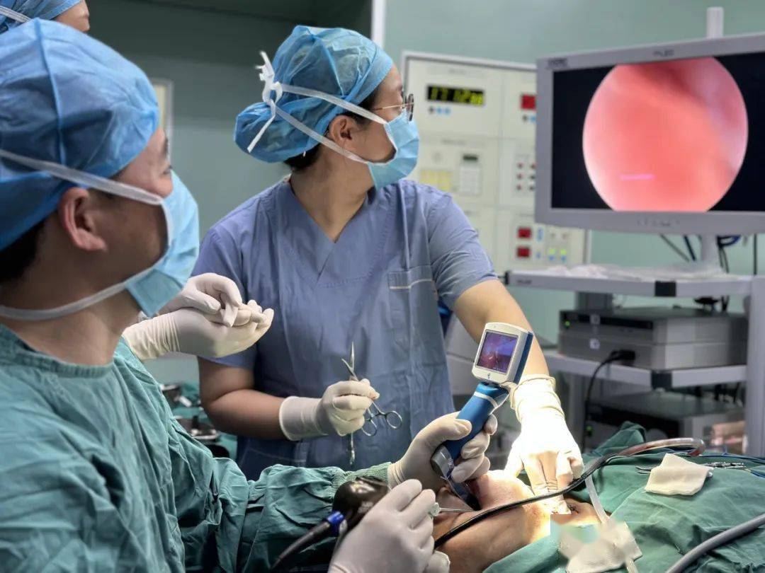 黄斑裂孔 白内障 咽喉狭窄,多学科联合一次解决!_手术_阿姨_中心
