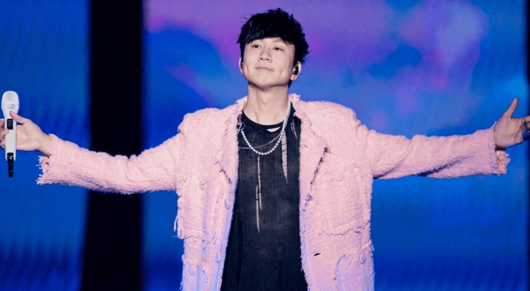 不仅仅是网友们模仿打卡,还有像胡夏这样的明星公开模仿,不过林俊杰发