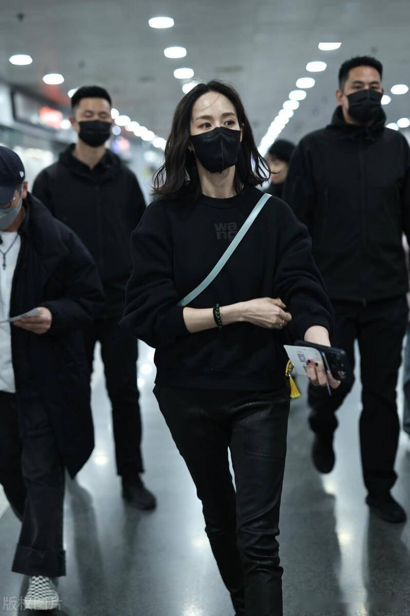 张钧甯身穿黑色卫衣 牛仔裤 乐福鞋 斜挎包时尚休闲