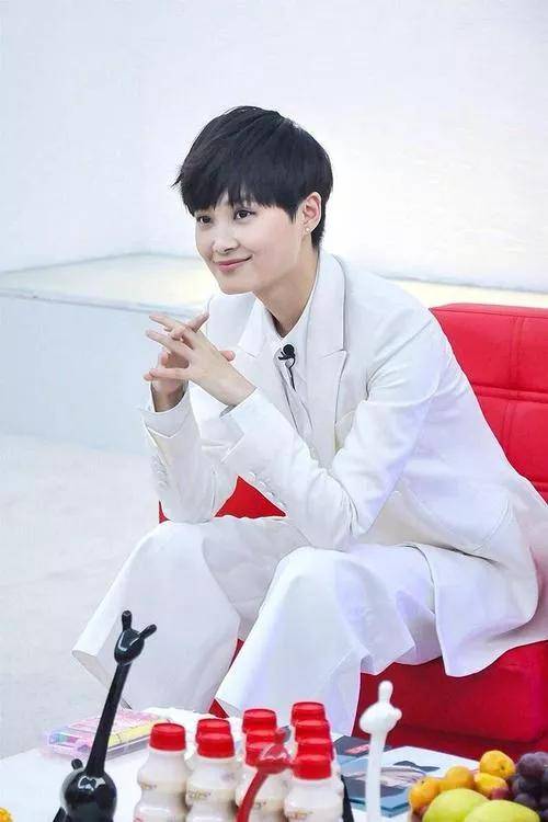 李宇春国外红毯大放异彩,孔雀裙搭配"铜钱头"引领时尚潮流_总能_歌词