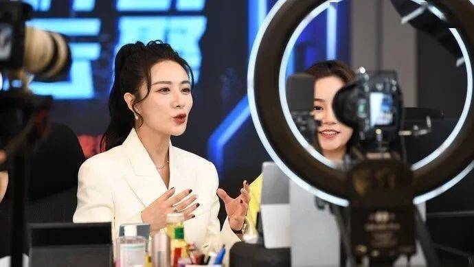 狂飙演员转做主播月入不足3千_直播_芝麻_行业