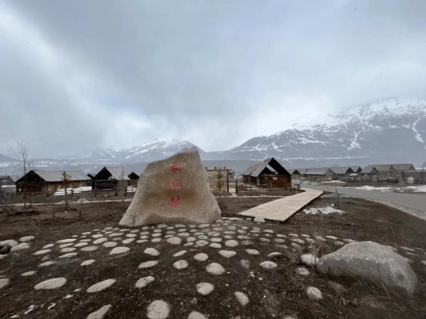 地區布爾津縣北部,湖水來自奎屯,友誼峰等山的冰川融水和當地降水