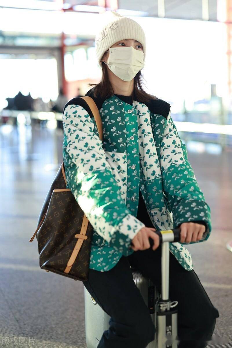 街拍:金晨印花棉外套 黑裤了 运动鞋  白色线帽休闲时尚_北京_机场