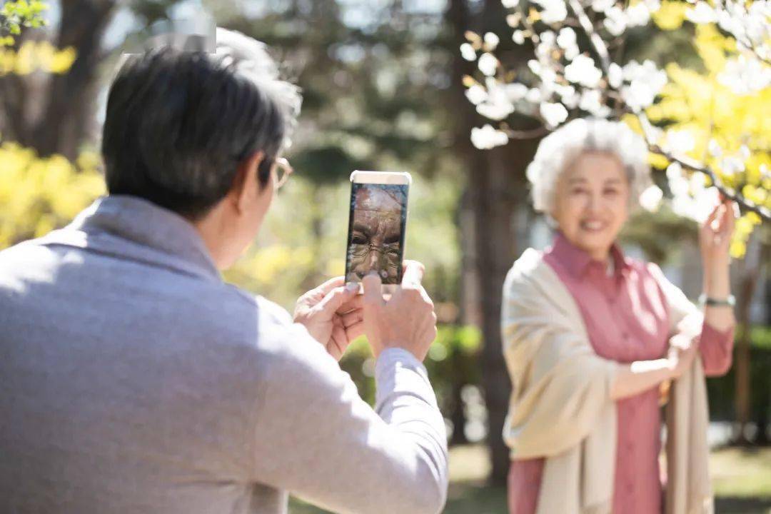 今年70岁的郑海平已经从摄影"小白"成为同学们眼中