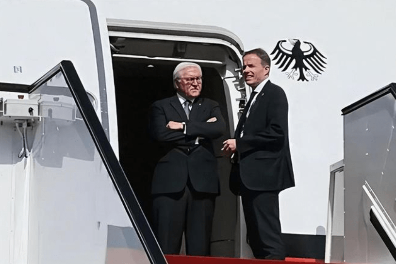 受到阿联酋总统阿勒纳哈扬,沙特王储小萨勒曼接见