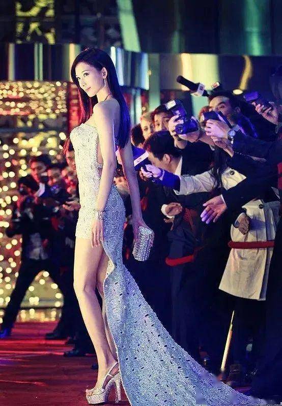 姐姐穿低胸裙差点"兜不住",网友:日本人艳福不浅_台湾省_林志玲_身材