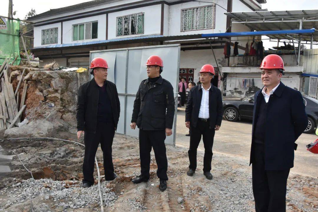 凤冈县委常委,副县长,省监狱局驻村工作队副队长王猛参加.