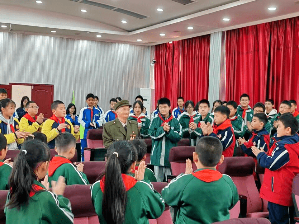 知"成长课堂第三季暨"书万卷"阅读活动在都江堰市塔子坝中学拉开序幕